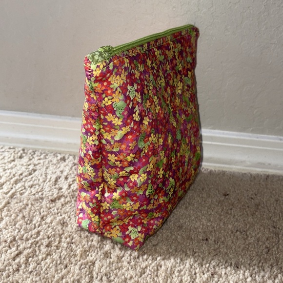 Floral quilted zipper bag with green liner - Picture 2 of 8